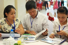Khách hàng tham khảo thông tin mở bán một dự án nhà ở tại Hà Nội. Ảnh: Công Hùng