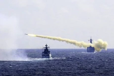 Trung Quốc tập trận bắn đạnthật trên biển Hoa Đông trong kịch bản bị gây nhiễu điện tử mạnh ngày1/8. Ảnh:AP