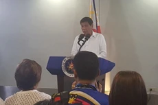 Ông Duterte phát biểu trong cuộc họp báo hôm qua. Ảnh: Rappler