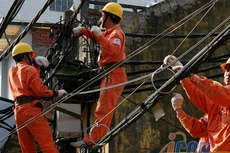 Hà Nội tiêu thụ điện tăng đột biến vì nắng nóng, EVN kêu gọi tiết kiệm điện