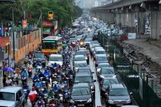 Tuyến đường sắt trên cao thi công chậm tiến độ, thường xuyên gây ùn tắc giao thông khiến người dân thủ đô vô cùng bức xúc.