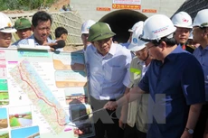 Phó Thủ tướng Chính phủ Trịnh Đình Dũng kiểm tra dự án đường cao tốc Đà Nẵng-Quảng Ngãi. (Ảnh: Nguyễn Sơn/TTXVN)