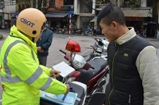 CSGT Hà Nội xử phạt người đi bộ vi phạm luật giao thông. Ảnh: TP