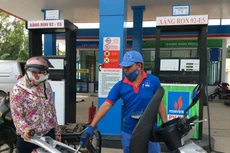 Lãi khủng của Petrolimex là nhờ được hưởng lợi nhuận định mức 300đ/lít xăng dầu.