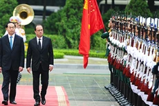 Chủ tịch nước Trần Đại Quang và Tổng thống Pháp Francois Hollande trong lễ đón tại Phủ Chủ tịch sáng 6/9. Ảnh: Giang Huy.