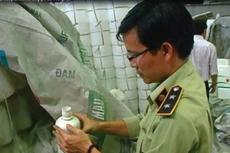 Cơ quan chức năng đang tiến hành kiểm tra kho hàng của Thuận Phong vào tháng 4/2015.