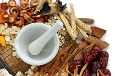 Chấm thầu theo kiểu “nhắm mắt kê toa” đang mở đường cho dược liệu kém chất lượng vào bệnh viện công