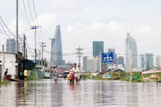 18 giờ sau trận mưa lịch sử, Sài Gòn vẫn chìm trong nước