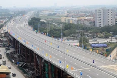 Cầu vượt nút giao thông trung tâm quận Long Biên