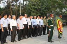 Thủ tướng Nguyễn Xuân Phúc dâng hương viếng các liệt sĩ tại Quảng Trị