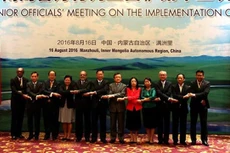 Các quan chức cấp cao ASEAN và Trung Quốc cùng chụp ảnh tại cuộc họp bàn về DOC. Ảnh: Xinhua.