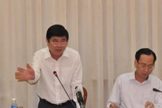 Chủ tịch UBND TP.HCM Nguyễn Thành Phong (đứng) chỉ đạo tại cuộc họp - Ảnh: Xuân Đặng