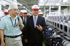 Bí thư Thành uỷ Hà Nội Hoàng Trung Hải thăm một nhà máy tại Khu công nghiệp Bắc Thăng Long.