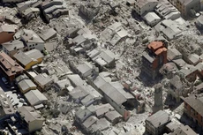 Khung cảnh đổ nát sau trận động đất mạnh 6,2 độ Richter ở Italy. Ảnh:AP.