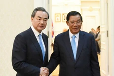Ngoại trưởng Trung Quốc Vương Nghị và Thủ tướng Campuchia Hun Sen tại Phnom Penh hồi tháng 4. Ảnh: Xinhua