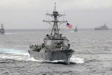 Tàu khu trục Mỹ tuần tra gần đảo nhân tạo Trung Quốc xây dựng ở Biển Đông. Ảnh:US Navy