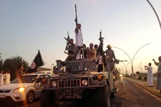 Phiến quân Nhà nước Hồi giáo diễu hành ở thành phố Mosul, Iraq. Ảnh: AP.