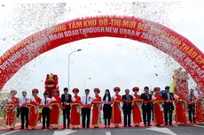 Lãnh đạo TP Hà Nội và lãnh đạo tỉnh Vĩnh Phúc cắt băng thông xe tuyến đường trục khu đô thị mới Mê Linh. Ảnh: Phạm Hùng
