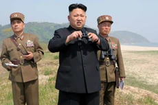 Nhà lãnh đạo Triều Tiên Kim Jong-un và hai quan chức quân đội. Ảnh: KCNA