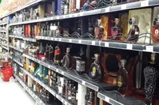 Tăng thuế tiêu thụ đặc biệt đối với rượu bia, thuốc lá. (Ảnh minh họa)