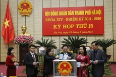 Các đại biểu bỏ phiếu bầu chức danh Phó Chủ tịch HĐND TP