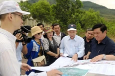 Bí thư Tỉnh ủy Bình Định - ông Nguyễn Thanh Tùng (người mặt áo đen bên phải) - kiểm tra công tác giải phóng mặt bằng nhằm đẩy nhanh tiến độ triển khai Dự án VSIP Bình Định.