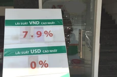 Lãi suất kỳ hạn dài tại nhiều ngân hàng vọt lên gần 8% một năm, gửi online có thể được cộng thêm 0,1-0,2%. Ảnh: Thanh Lan.