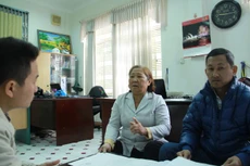 Bà Trương Thị Hạ trao đổi về câu chuyện của gia đình mình - Ảnh Hữu Khá