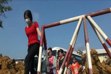 Công ty Tân Đức từng đổ đất, cắt nước và dựng hàng rào thu phí ngay trước cửa Công ty Tango.
