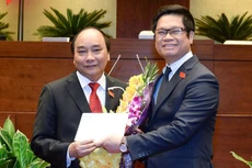 Tân Thủ tướng nhận bức công thư đầu tiên từ tay Chủ tịch VCCI ngay sau khi nhậm chức sáng 7/4.