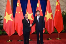 Chủ tịch Trung Quốc Tập Cận Bình đón Thủ tướng Nguyễn Xuân Phúc tại Đại lễ đường nhân dân Bắc Kinh.