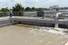 Nước mặm xâm nhập kéo dài có thể khiến các nhà máy nước ngưng trệ hoạt động. Ảnh: H.C - VnExpress