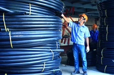 Theo đề xuất của Bộ Tài chính, doanh nghiệp có tổng doanh thu năm không quá 20 tỷ đồng áp dụng thuế suất thuế thu nhập DN 17%. Ảnh: Lê Tiên