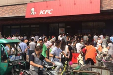 Dân Trung Quốc tụ tập biểu tình trước một cửa hàng KFC ở tỉnh Giang Tô. Ảnh: AP