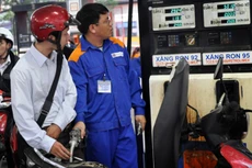 Cơ quan quản lý hiện "bó tay" với khoản lãi nhà buôn xăng dầu được hưởng nhờ lỗ hổng chính sách.
