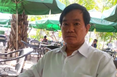 Ông Nguyễn Văn Nghĩa trao đổi về việc khiếu nại - Ảnh: Ái Nhân