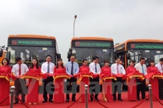 Các đại biểu cắt băng khai trương tuyến buýt 86 Ga Hà Nội-sân bay Nội Bài đi vào hoạt động. (Ảnh: Việt Hùng/Vietnam+)