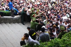 Chen lấn, ngất xỉu tại lễ hội đền Hùng