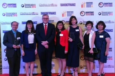 Bà Trần Thanh Xuân - Phó Giám đốc Trung tâm CNTT BIDV (thứ hai từ trái qua) và Bà Lê Vũ Diễm Hằng - Phó Giám đốc Trung tâm Chăm sóc khách hàng - Trưởng Trung tâm mạng xã hội (thứ ba từ phải qua) đại diện nhận 2 giải thưởng uy tín về công nghệ thông tin và