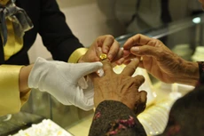 Giá vàng trong nước rẻ hơn thế giới vài trăm nghìn đồng mỗi lượng.