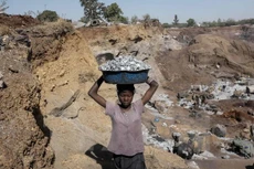 Trẻ em lao động tại mỏ đá ở Ouagadougou, Burkina Faso. (Nguồn: AFP/TTXVN)