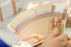 Đồng ruble mất giá ảnh hưởng nặng nề đến tăng trưởng kinh tế của Nga. (Nguồn: RT.com)