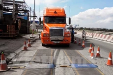 Trạm cân tiến hành kiểm tra tải trọng xe. (Ảnh: Việt Hùng/Vietnam+)