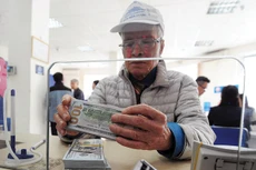 Các ngân hàng có lợi khi huy động USD sau đó chuyển sang tiền đồng và cho vay bằng tiền đồng