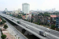 Các phương tiện lưu thông đường Vành đai 3 trên cao. (Ảnh: Huy Hùng/TTXVN)