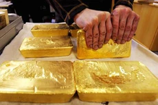 Giá vàng quốc tế quy đổi còn khoảng 32,7 triệu đồng. Ảnh: AFP.