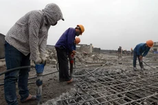 Công tác tháo dỡ diện tích vi phạm tòa nhà 8B Lê Trực bị cản trở. Ảnh: Quốc Kiên