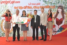 Bay Vietjet, hành khách Nguyễn Thị Vy nhận giải thưởng căn hộ Dragon City 2 tỷ đồng