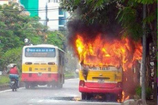 Xe buýt đang chạy bốc cháy dữ dội. Ảnh:Lê Nhân