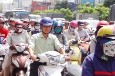 Giao thông ở TP.HCM trong vòng luẩn quẩn: Xe buýt kém, dân chuộng xe máy, thế là xe máy “vây” và xe buýt không phát triển được. Ảnh: KB